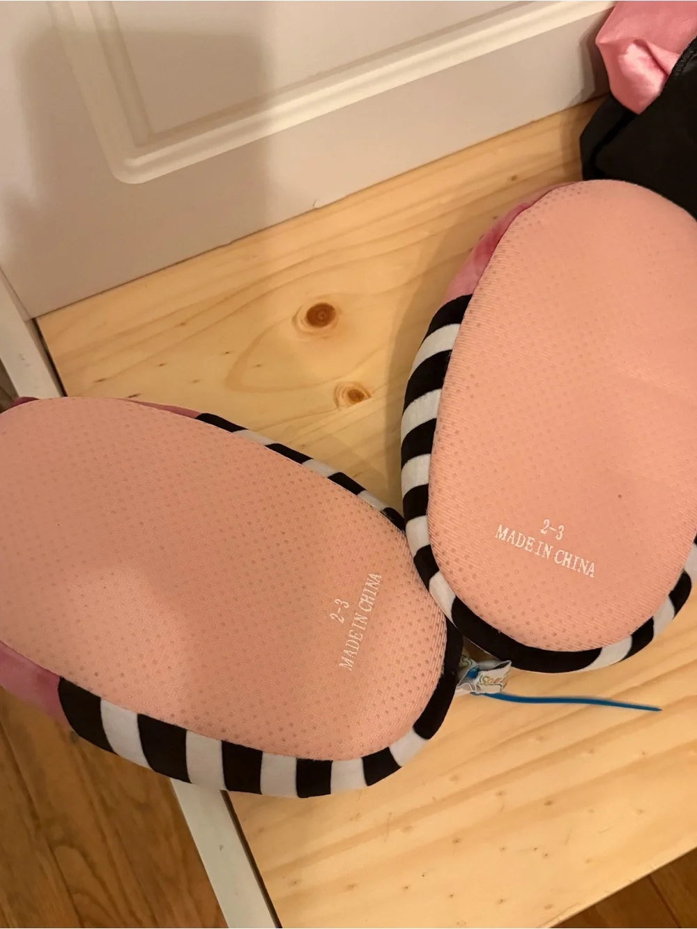 Squishmallows Lola the Unicorn Kids Slippers NWT size 2-3